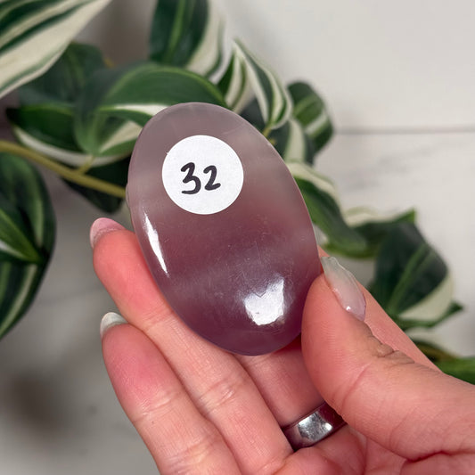 Lavender fluorite palmstone 32