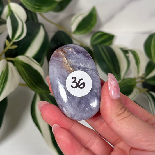 Purple chalcedony palmstone 36