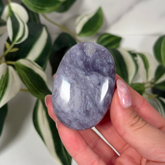 Purple chalcedony palmstone 45