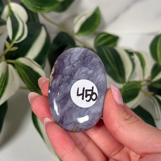 Purple chalcedony palmstone 45