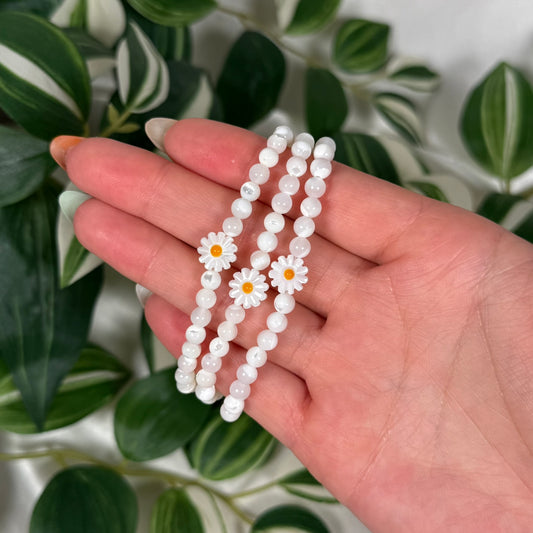 Mother of pearl w/ daisy charm bracelet 5mm