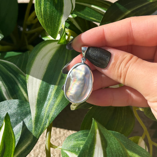 Iridescent pearl pendant