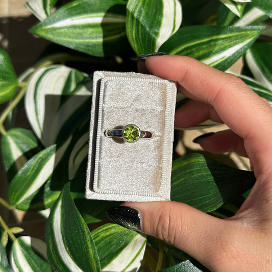 Size 10 peridot ring