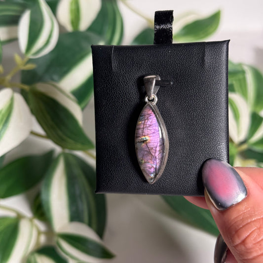 Pink/purple labradorite pendant G